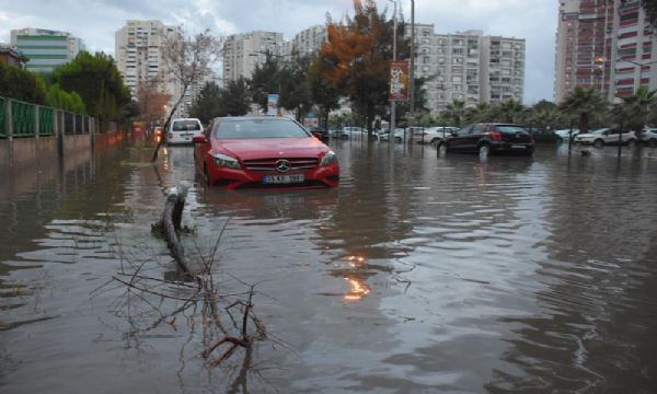 İzmir'de sağanak ve lodos etkili oldu