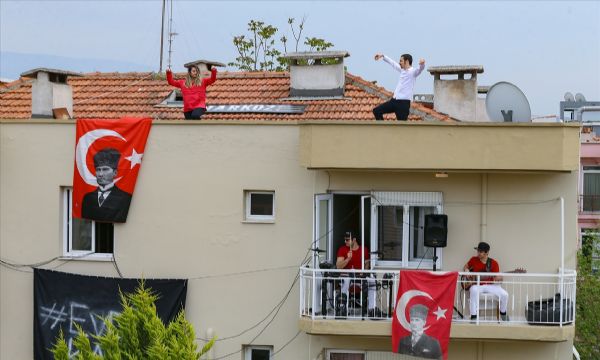 23 Nisan'ı çatı ve balkonda zeybek oynayarak kutladılar