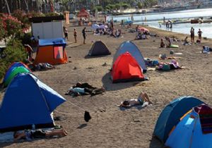 Turizm cennetinin plajları çadırkent oldu