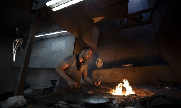 Kemeraltı Çarşısında ekmeğini elleriyle kazananlar