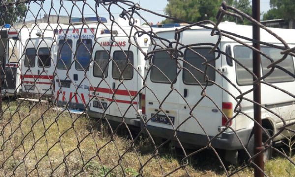 Bayır çürümeye terk edilen ambulansları sordu