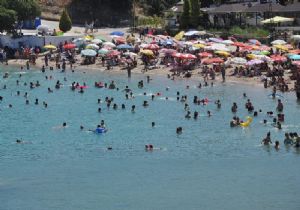 Sıcaktan bunalan, Çeşme sahillerine koştu