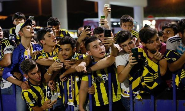 Fenerbahçe'ye İzmir'de coşkulu karşılama
