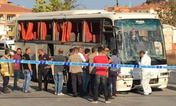 İzmir'de servis aracı geçerken patlama