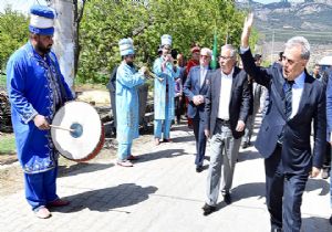 Kocaoğlu'na ilçe ziyaretlerinde sürpriz karşılama