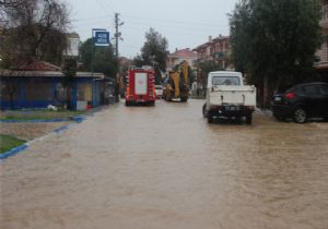 İzmir ve ilçelerini sağanak vurdu!
