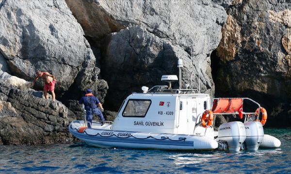 İzmir'de kayalığa sıkışan keçi kurtarıldı