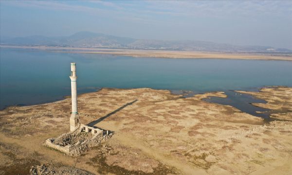 Baraj suları çekildi, köyün kalıntıları ortaya çıktı