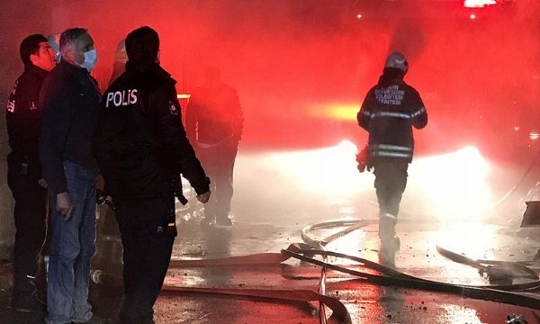 İzmir'de çıkan yangında mahsur kalanları komşuları kurtardı!