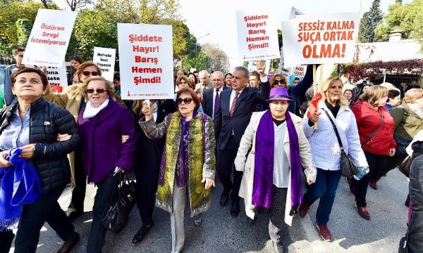 İzmirli kadınlar 'şiddete hayır' dedi