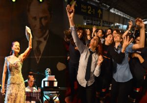 İzmirli kadınlar böyle kutladı