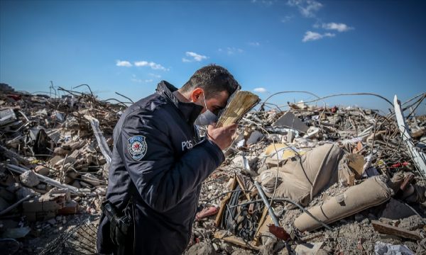 Depremde yıkılan binaların molozları, içindeki hatıralarla koruma altında