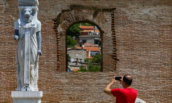 Dünya mirası Bergama ziyaretçilerini 'kontrollü' ağırlıyor