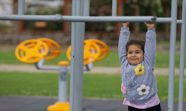 İzmirli çocuklar yağışa rağmen parklara koştu!