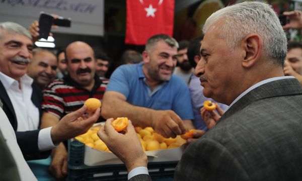 Yıldırım İzmir'de hal esnafını ziyaret etti