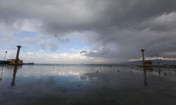 İzmir'de sokaklar kısıtlamayla tenhalaştı