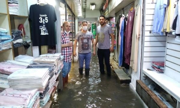 İzmir'de sağanak baskınlarına neden oldu