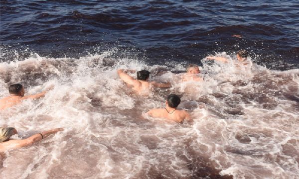 Soğuk havaya aldırmadan denize atılan haç için yarıştılar