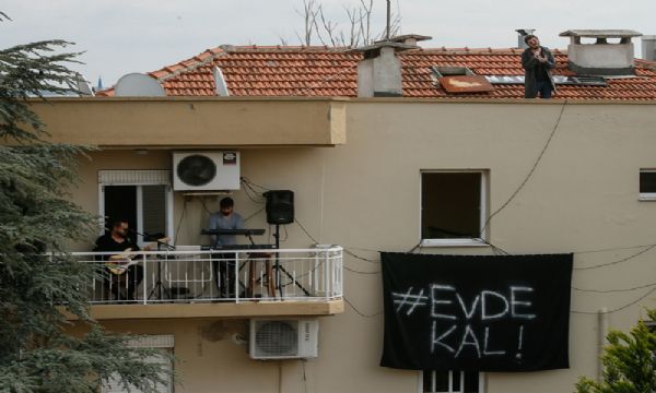 Narkoz 'evde kalanlara' çatıdan müzik ziyafeti çekiyor