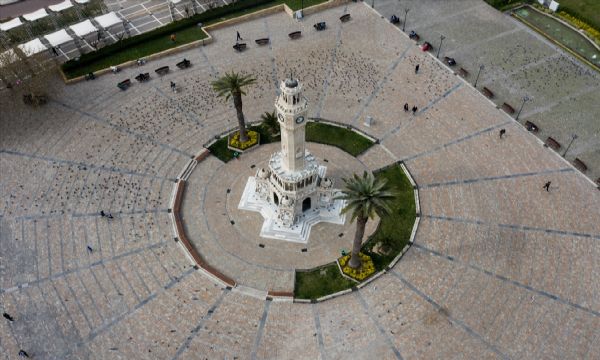 İzmir'de meydanlar boş kaldı...