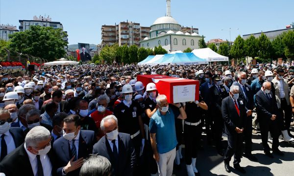 İzmir şehidini son yolculuğuna uğurladı!