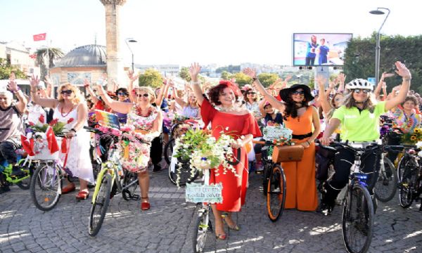 İzmir'in süslü kadınları yolları şenlendirdi