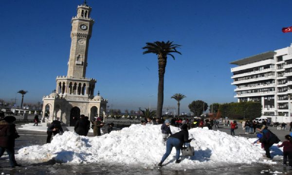 Konak Meydanı'nda kar sürprizi