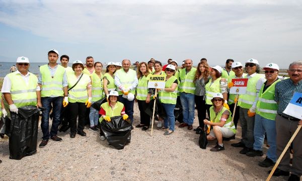 Çiğli sahilinde büyük temizlik harekatı