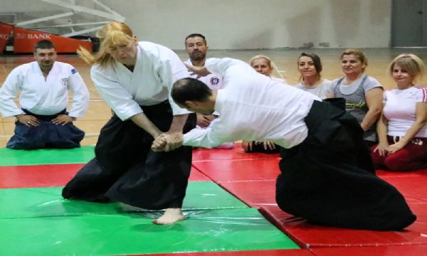 Görme engelli İngiliz sporcudan kadınlara aikido dersi!