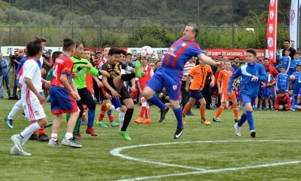 Bakan Bak ile Alex İzmir Cup'ın açılışını yaptı