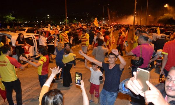 İzmirliler sabaha kadar uyumadı