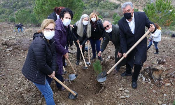 Güzelbahçe'de 500 fidan toprakla buluştu