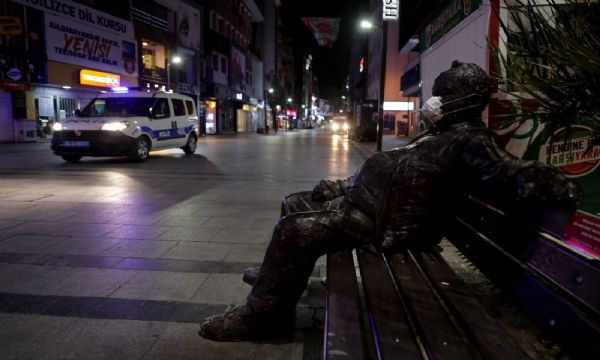 İzmir'de cadde ve sokaklar sessizliğe büründü