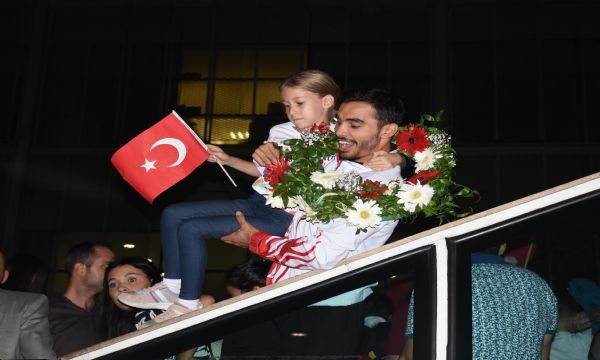 Olimpiyat gururlarına muhteşem karşılama