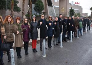 Avukatlar İzmir Adliyesi’ni ele ele çevreledi