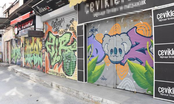 İzmir'de kepenkler kapandı grafitiler ortaya çıktı