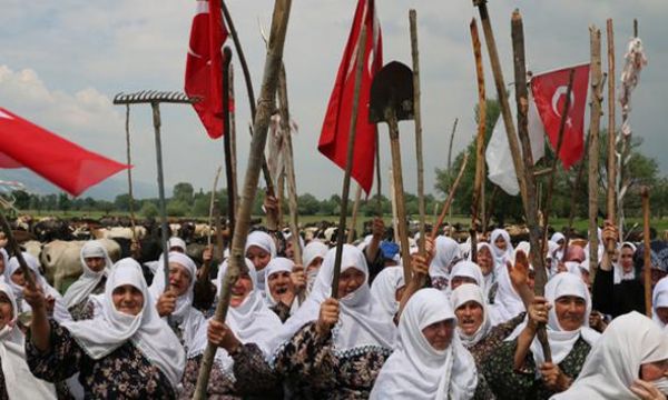 Tırmık, orak, balta alıp yolu kestiler