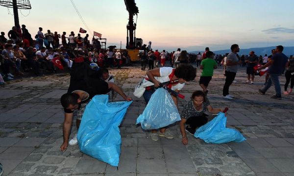 İzmir farkı; Arkalarında bir çöp bile bırakmadılar...