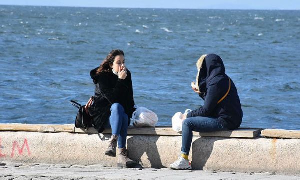 İzmir sahilinde yemek yasağı kuralına uyulmadı