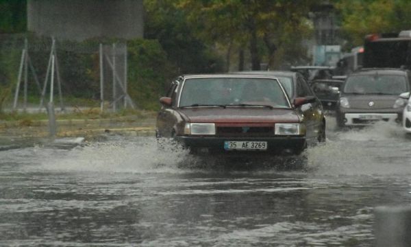 İzmir'de sağanak etkili oldu