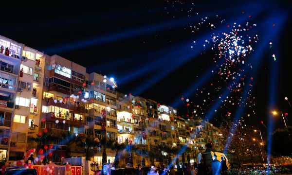 İzmir’de yüzüncü yıl coşkusuyla yer gök aydınlandı