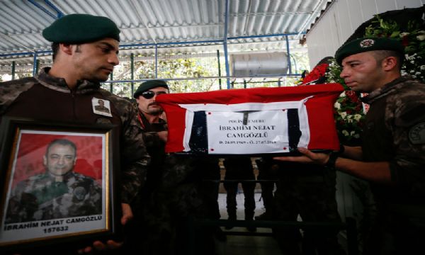 Şehit özel harekat polisi İzmir'de son yolculuğuna uğurlandı