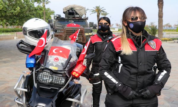 İzmir Emniyeti 23 Nisan'ı kortejle kutladı
