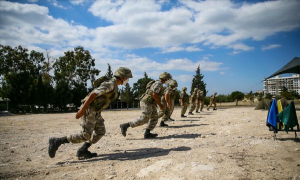 Mehmetçiğin pandemi gölgesinde zorlu eğitimi