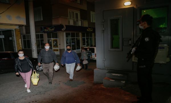 Mahallelinin sahur sürprizi polisi duygulandırdı