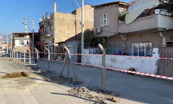 Tapulu arazim diyerek yolu 'beton çit' ile böldü!