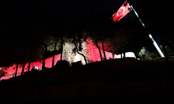 Kadifekale geceleri de parlıyor