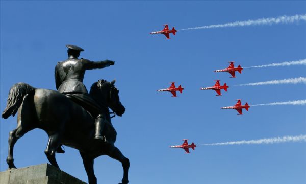 Türk Yıldızları ve Solo Türk'ten İzmir'de nefesleri kesen gösteri