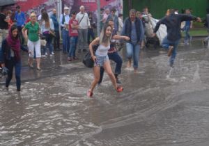 İzmir'de sağanak etkili oldu