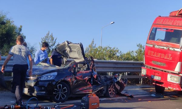 İzmir'de feci kaza: Kamyonun kasası otomobilin üzerine devrildi!